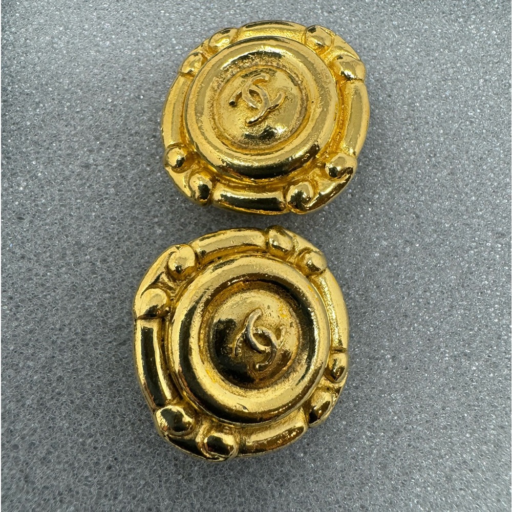 💯Authentic CHANEL CC Logo Round Button Earrings Clip-On Gold-Plated